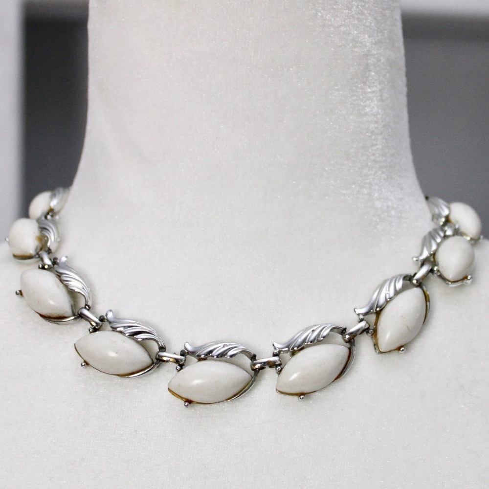 Vintage Women's 50’s Unsigned White Thermoset Plastic Silver Tone Chain Necklace